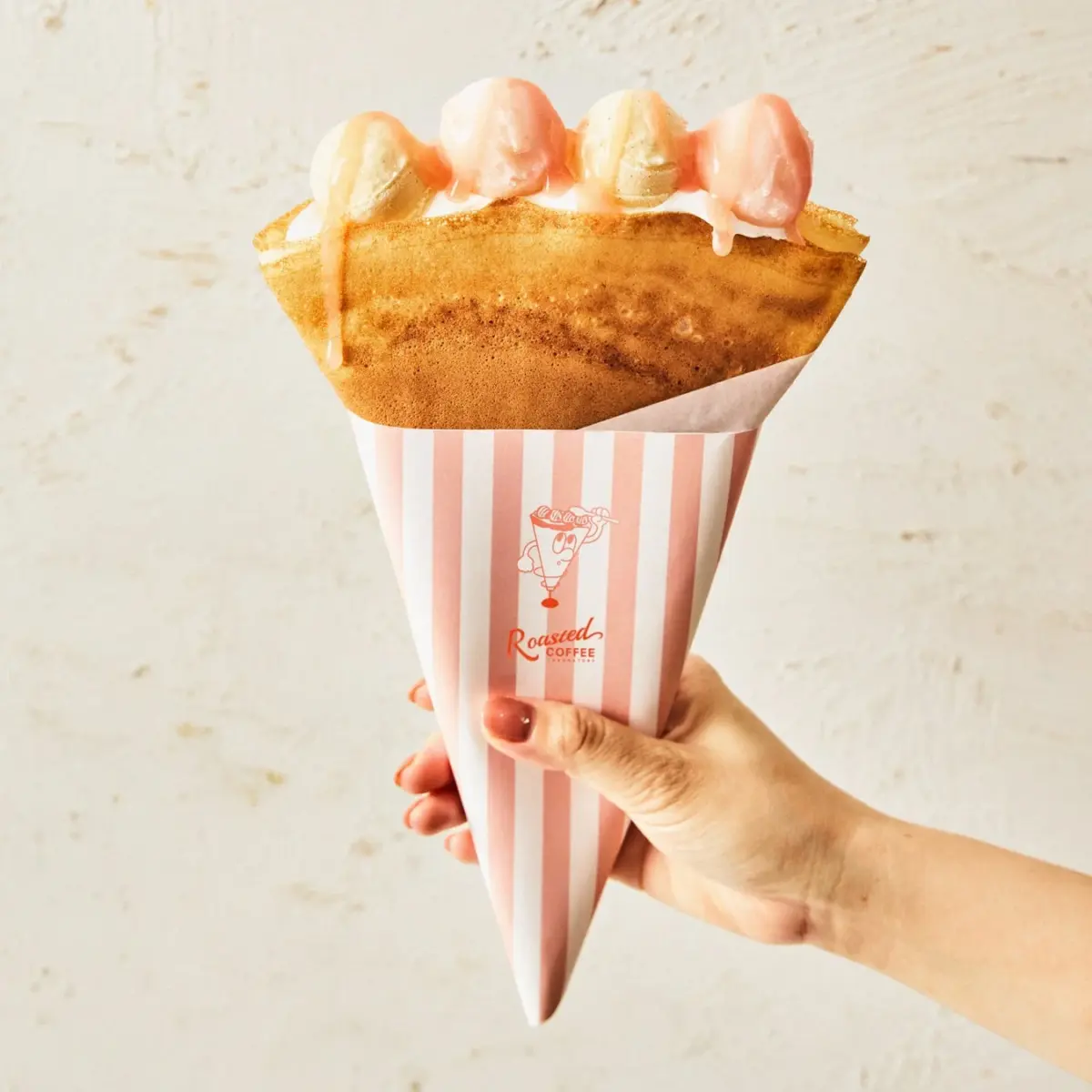 数種類のアイスクリームがトッピングされたクレープ