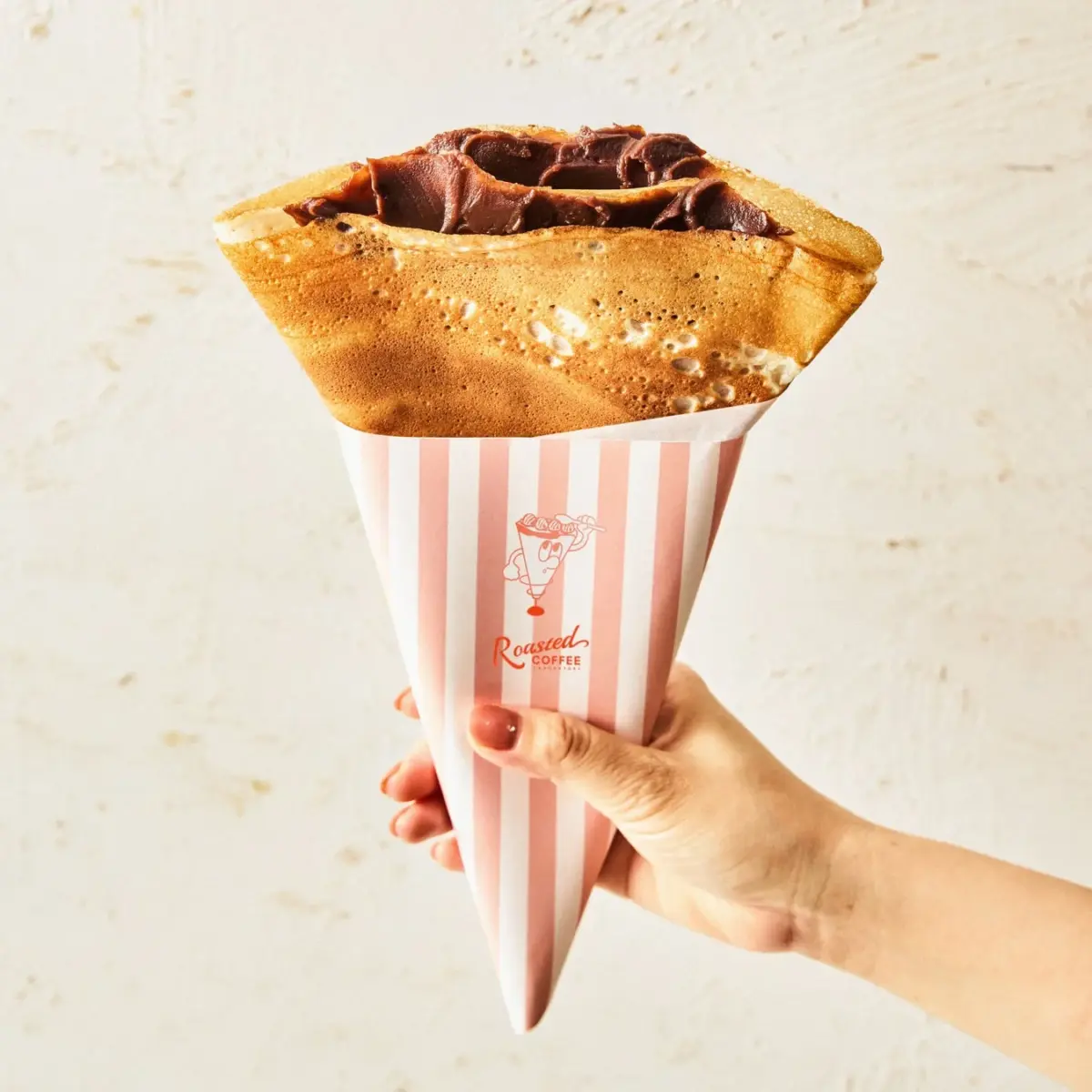 あんこやチョコレートのようなペーストがたっぷり詰まったクレープ