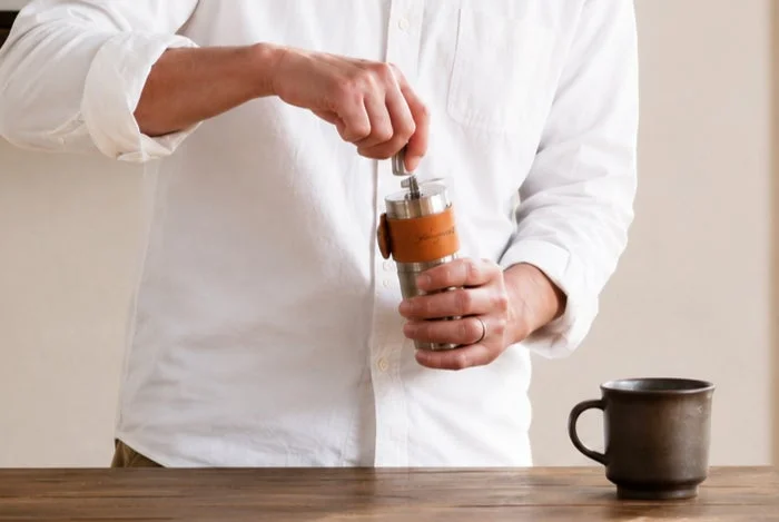手挽きコーヒーミルを使用している様子