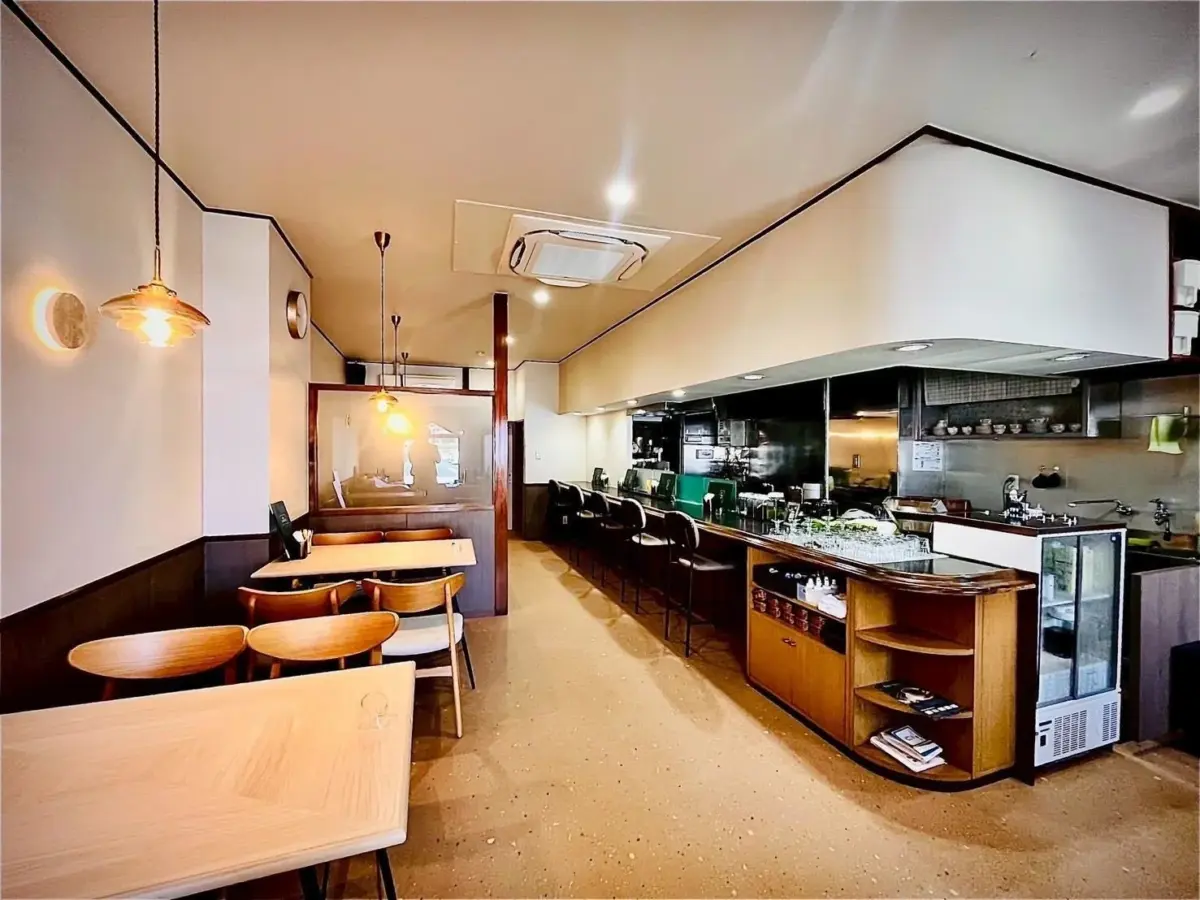 喫茶ハナモリ店内カウンター席