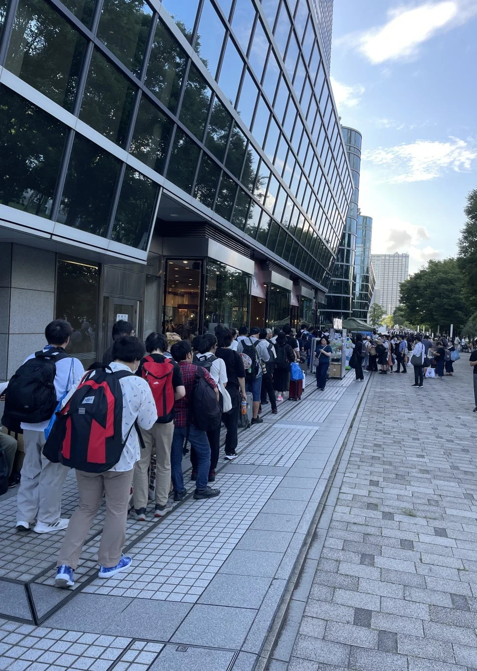 人混みの列