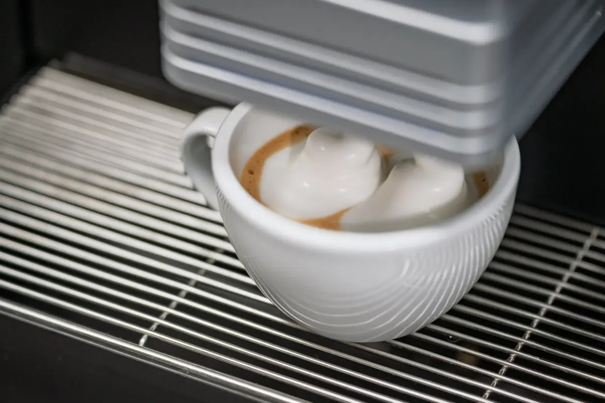 コーヒーメーカーから注がれるコーヒー