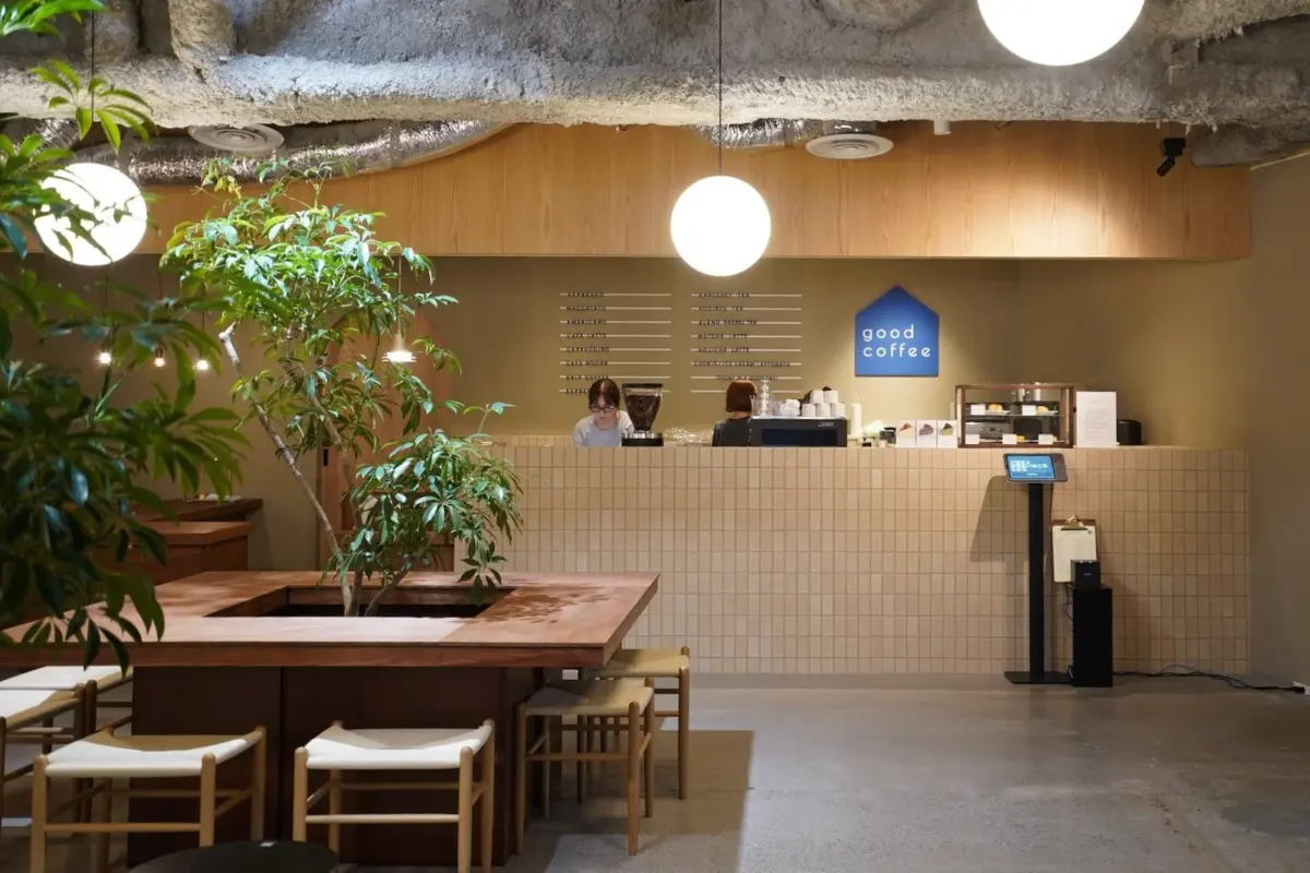 モダンでおしゃれなカフェの店内