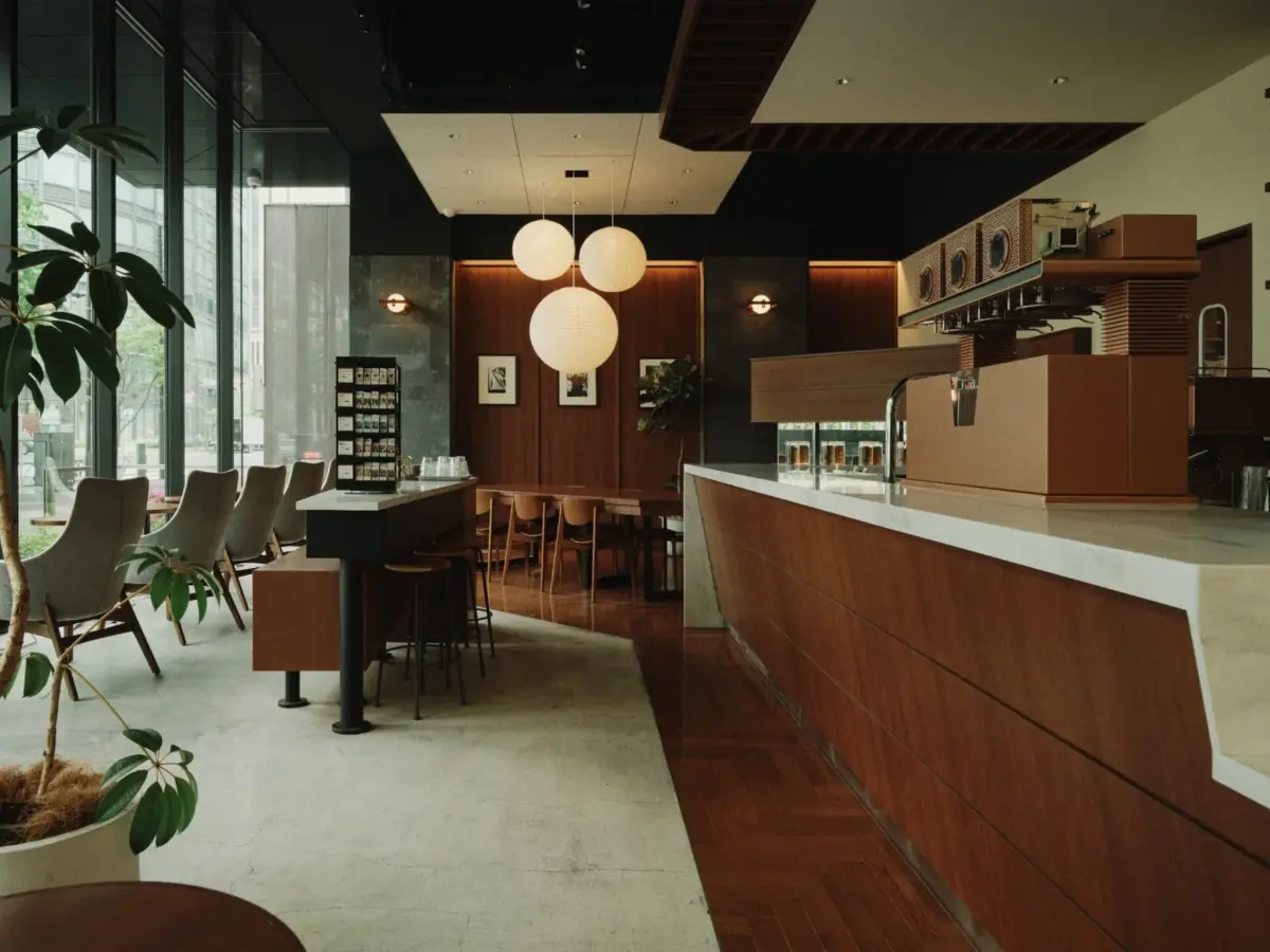 モダンで落ち着いた雰囲気のカフェの店内