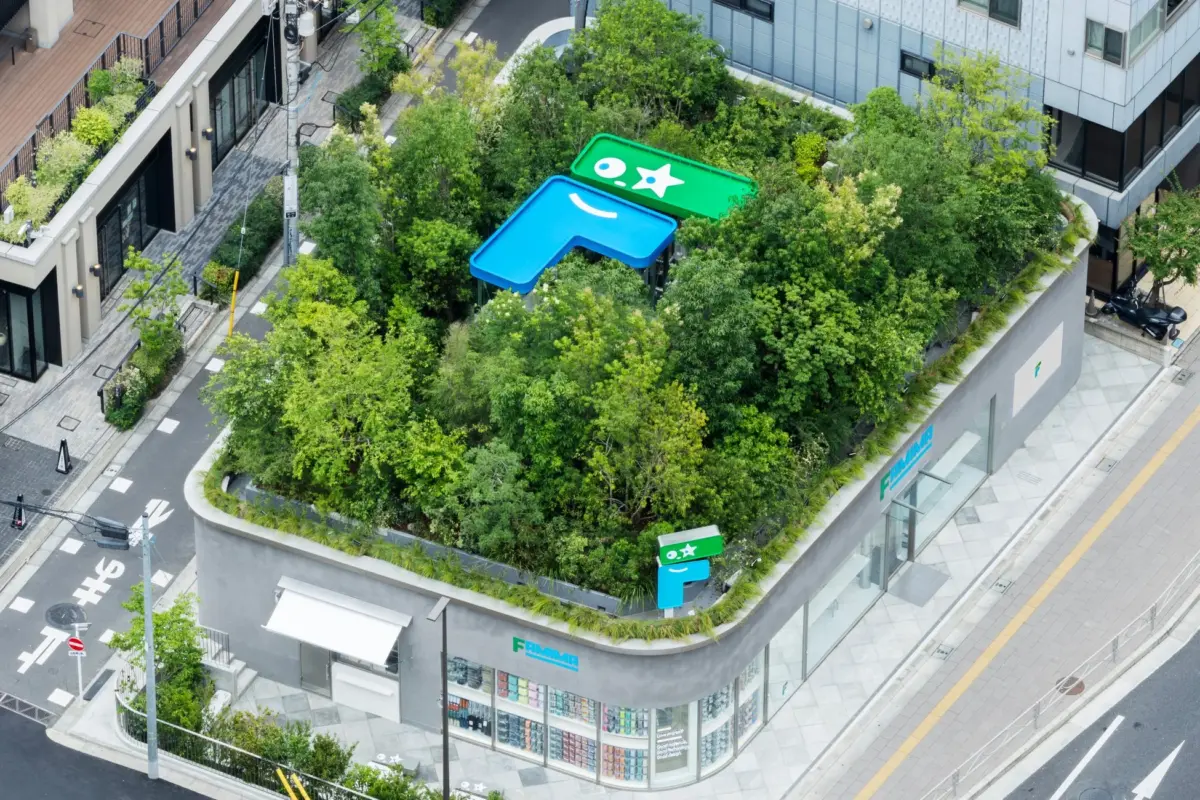 屋上緑化されたFAMIMAの店舗外観