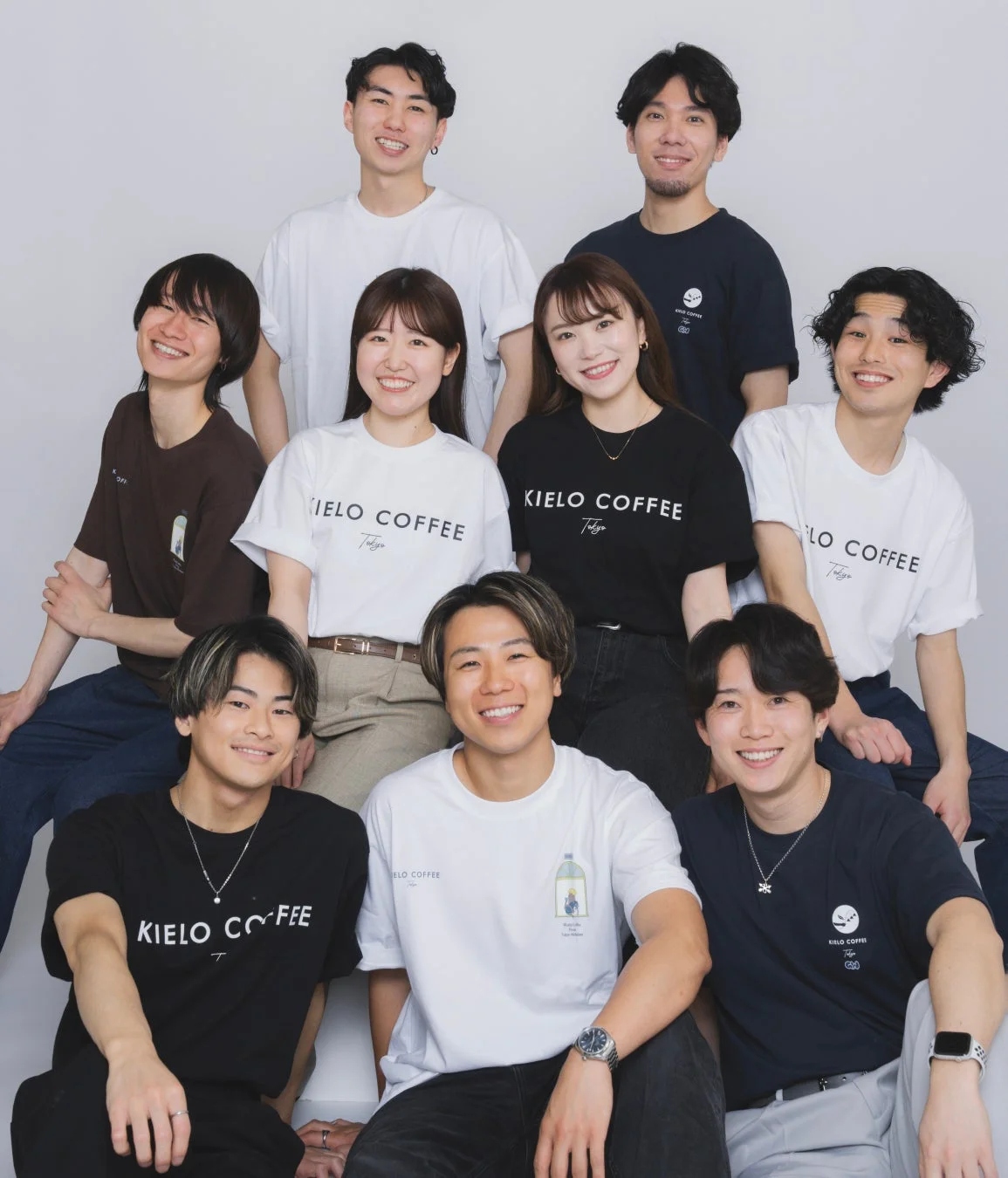 KIELO COFFEEのTシャツを着た若い男女9人の集合写真