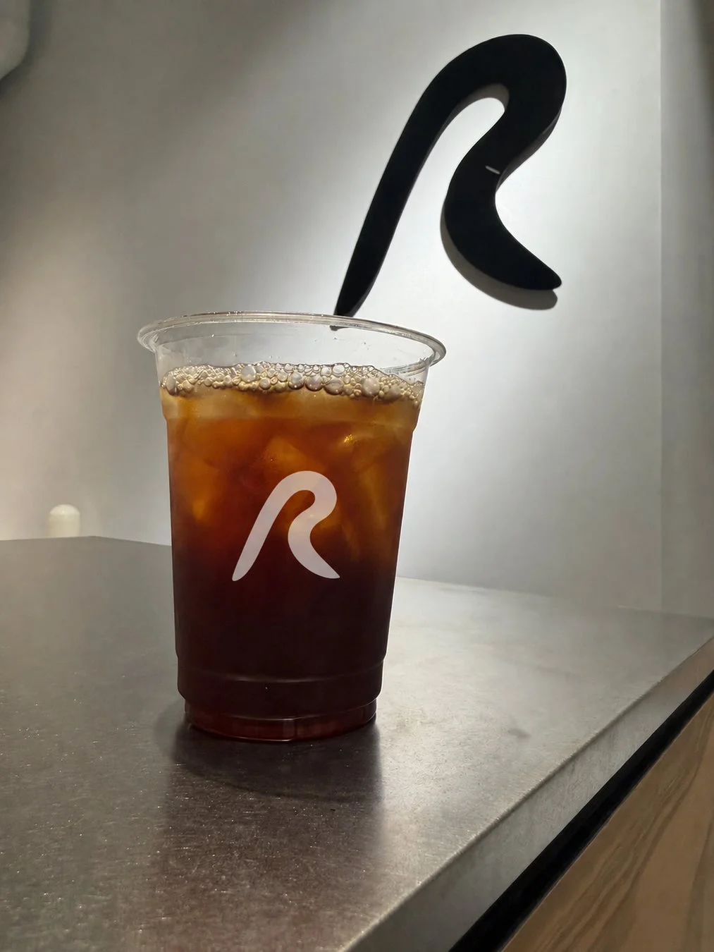 R COFFEEのドリンクとロゴ