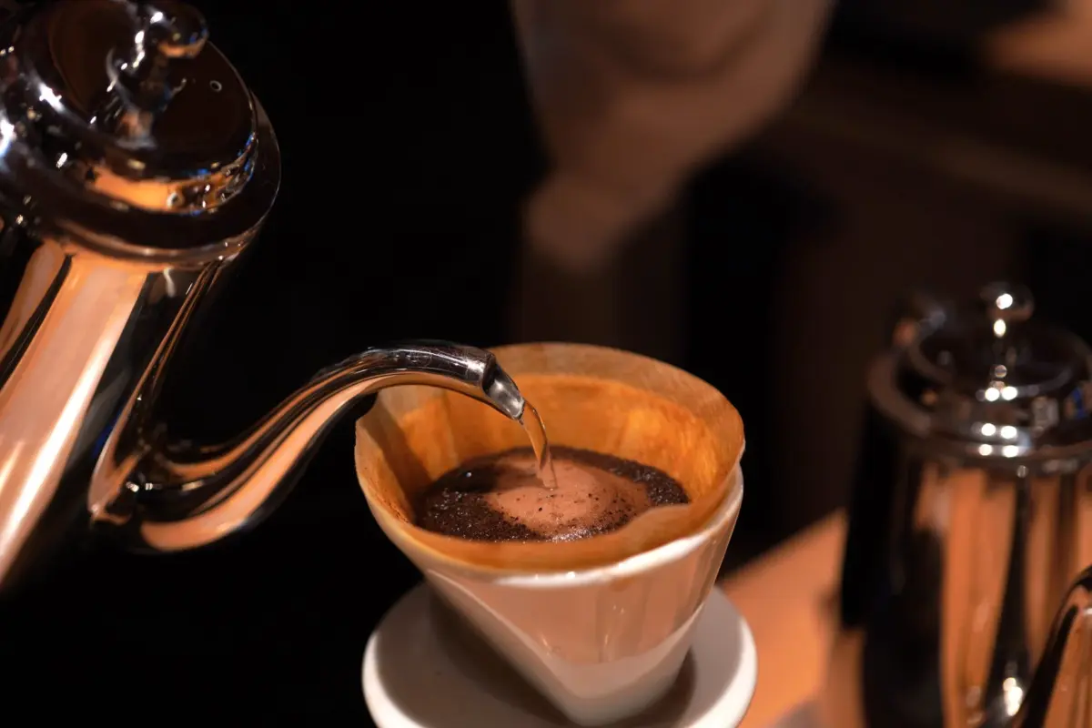ドリップコーヒーを淹れる様子