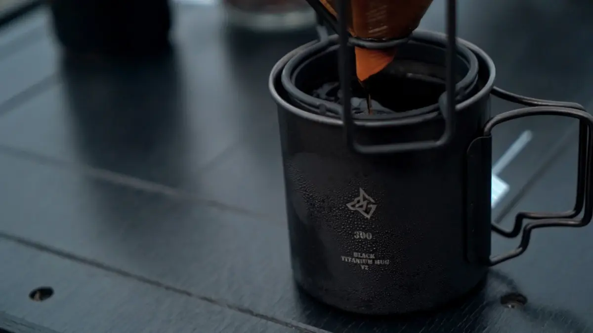 コーヒーを注ぐBLACK TITANIUM MUG V2