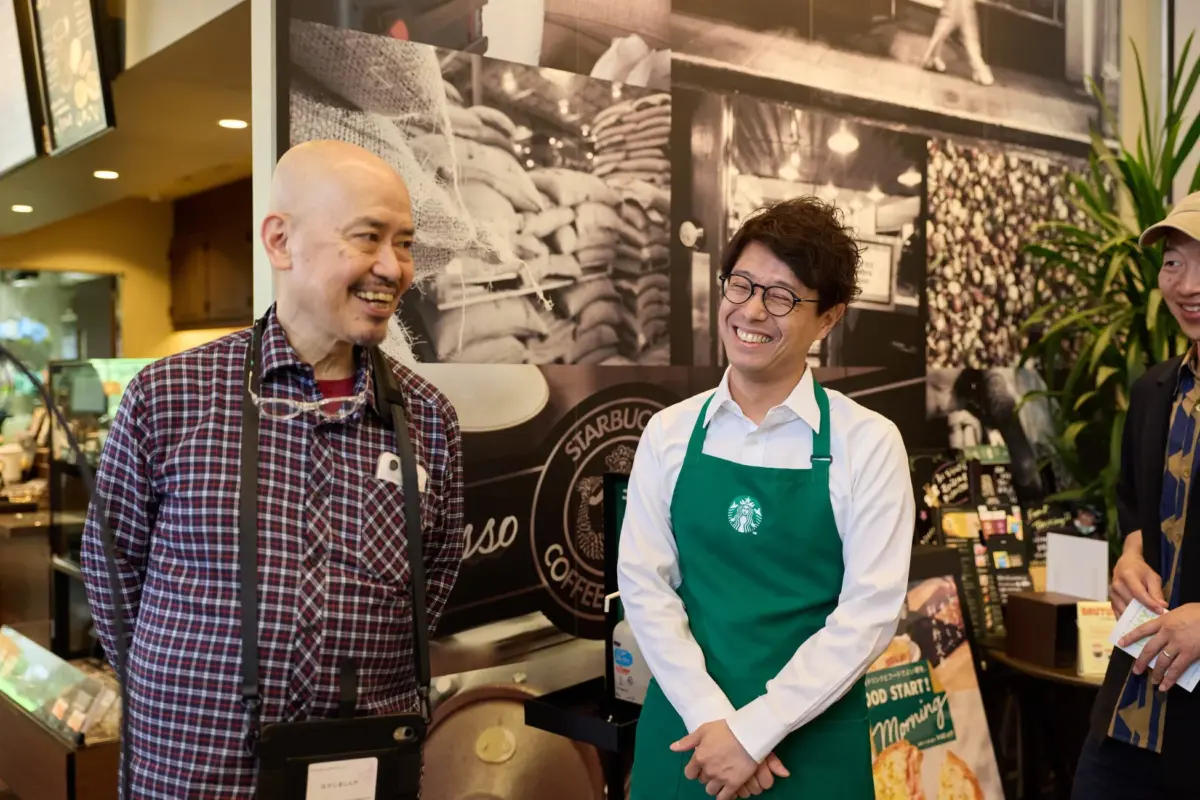 スターバックス店内で店員と男性客が談笑する様子
