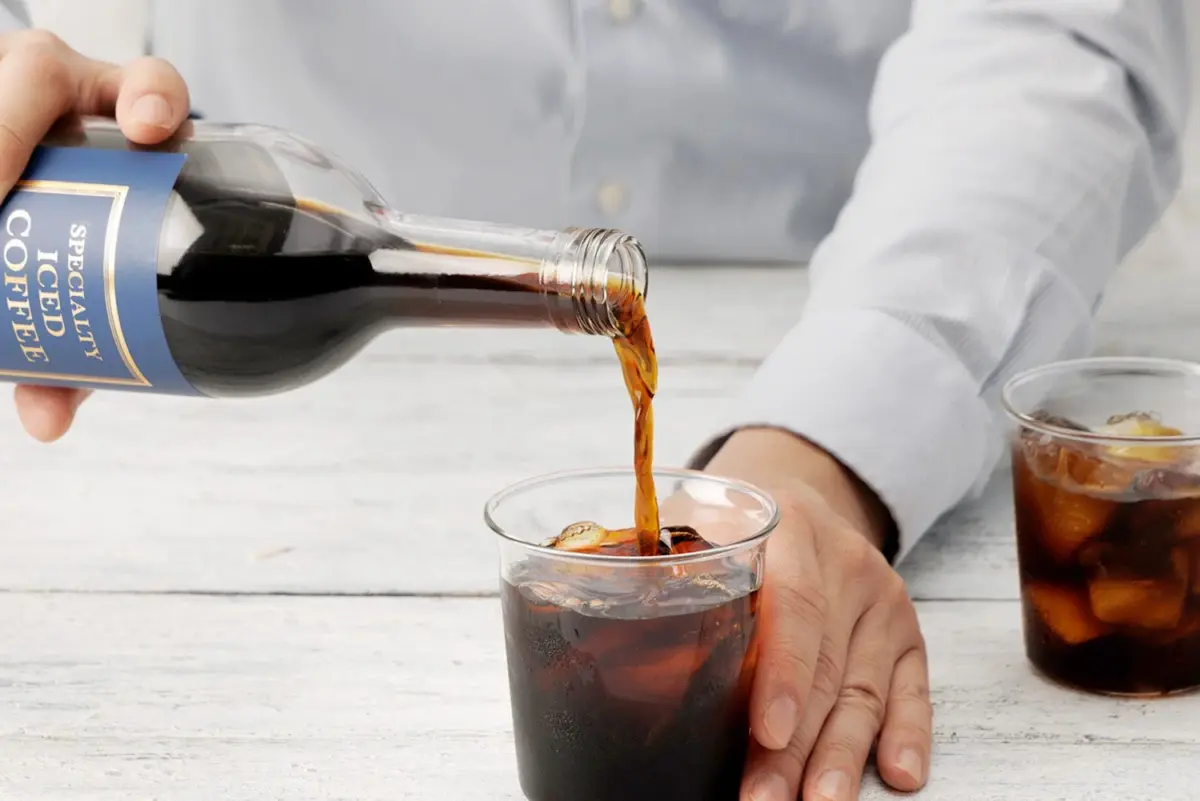 ボトルからグラスに注がれたコーヒー
