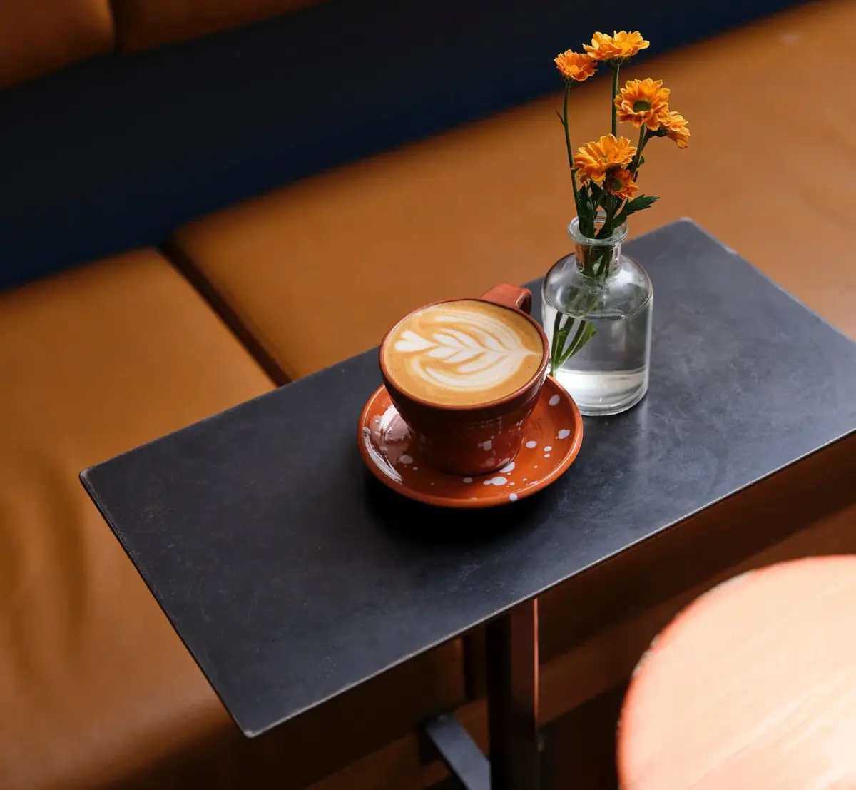 ラテアートが施されたコーヒーと花