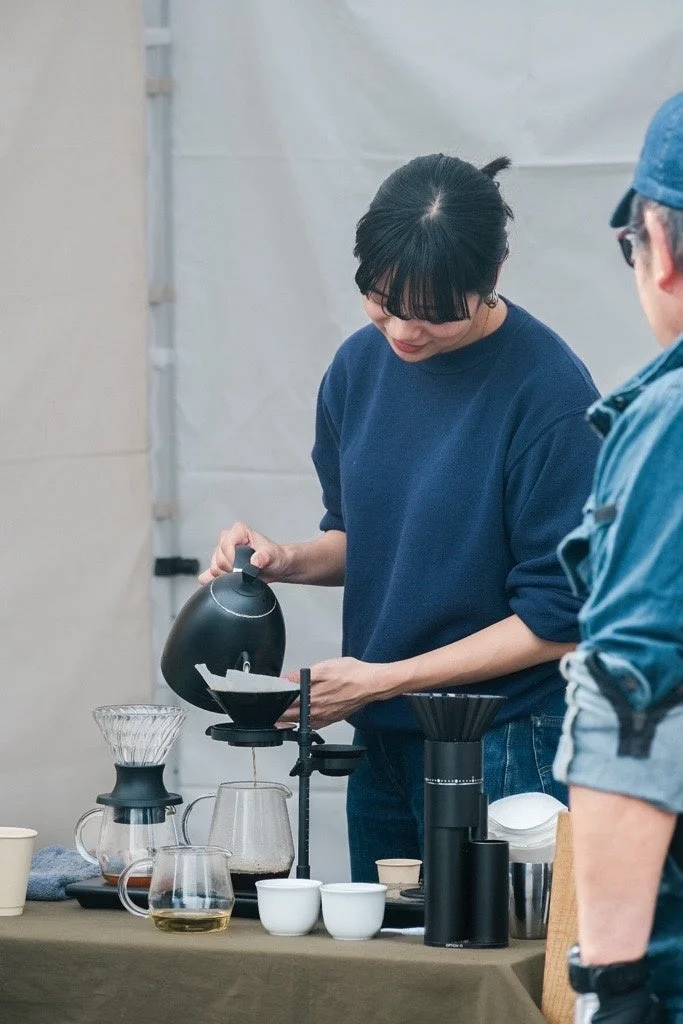 女性がハンドドリップでコーヒーを淹れている様子