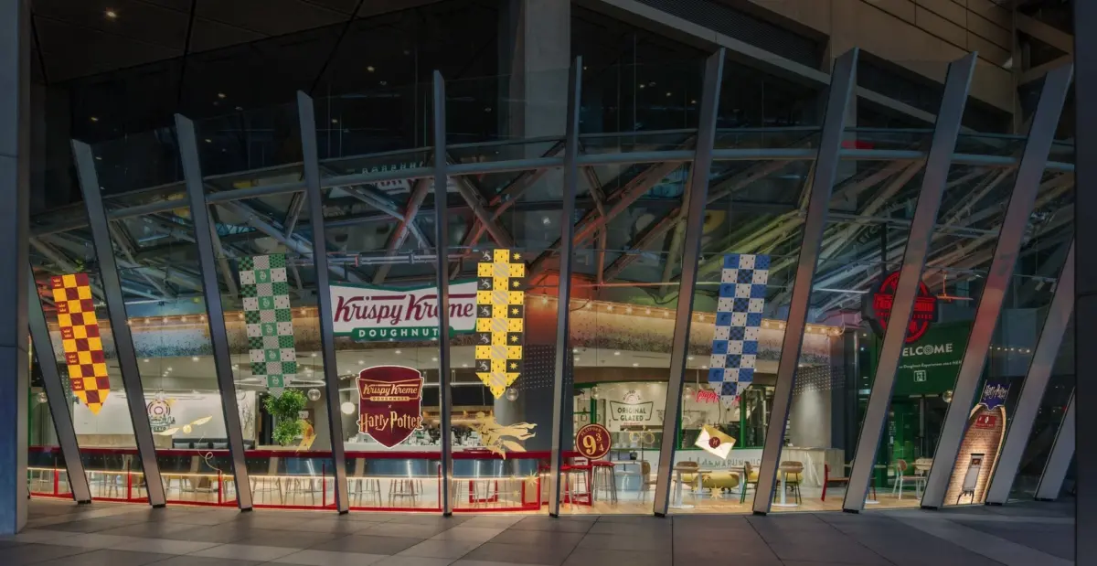 Krispy Kreme, ハリーポッター, ドーナツ, コラボレーション, 店舗, 飲食店, ファンタジー, ホグワーツ, グリフィンドール, スリザリン, ハッフルパフ, レイブンクロー, プラットフォーム9と3/4
