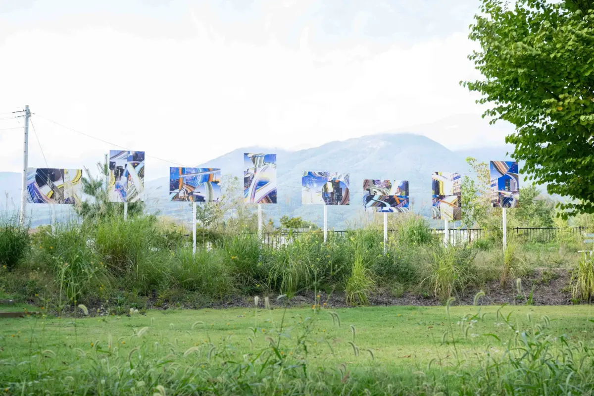 屋外に展示された抽象的なアート作品