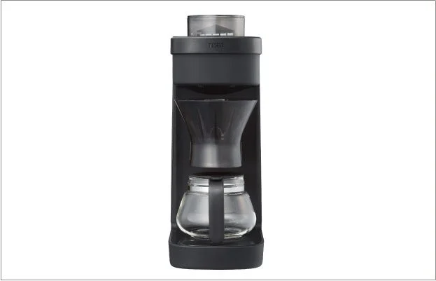 白い背景に置かれた黒いコーヒーメーカーまたはコーヒーグラインダー