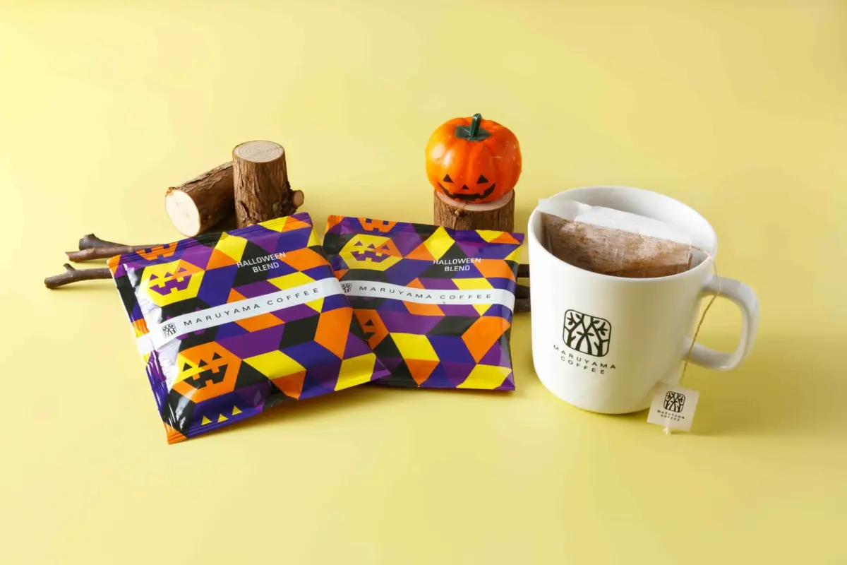 ハロウィンブレンドのドリップバッグとマグカップ、かぼちゃの飾り