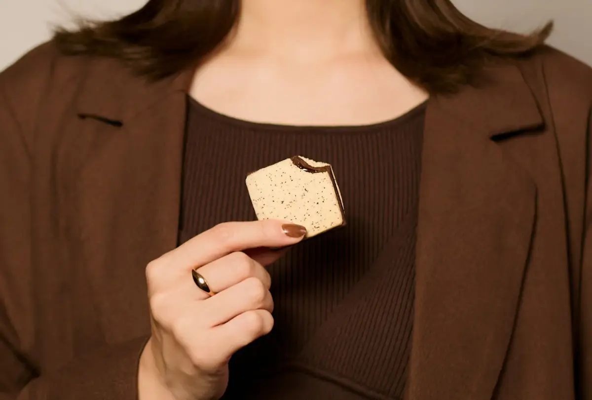 女性がA Bite Coffeeのクッキーを手に持つ様子