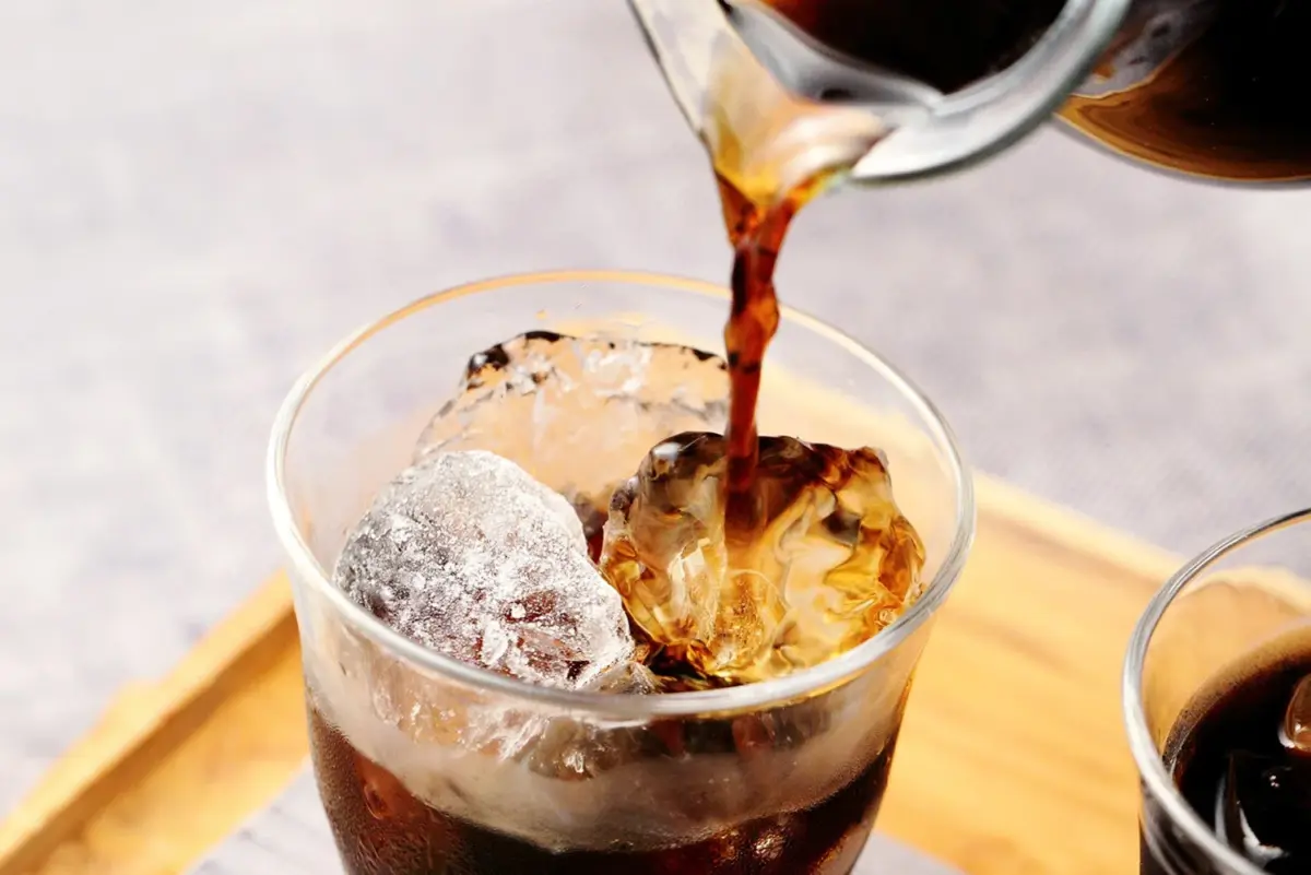 グラスにアイスコーヒーを注ぐ様子