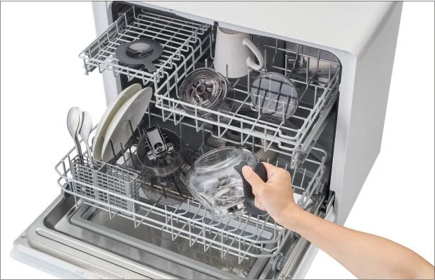 開いた食洗機に、様々な食器や調理器具が収納されている様子