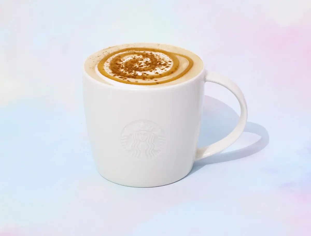 白いスターバックスマグカップに入ったカプチーノ