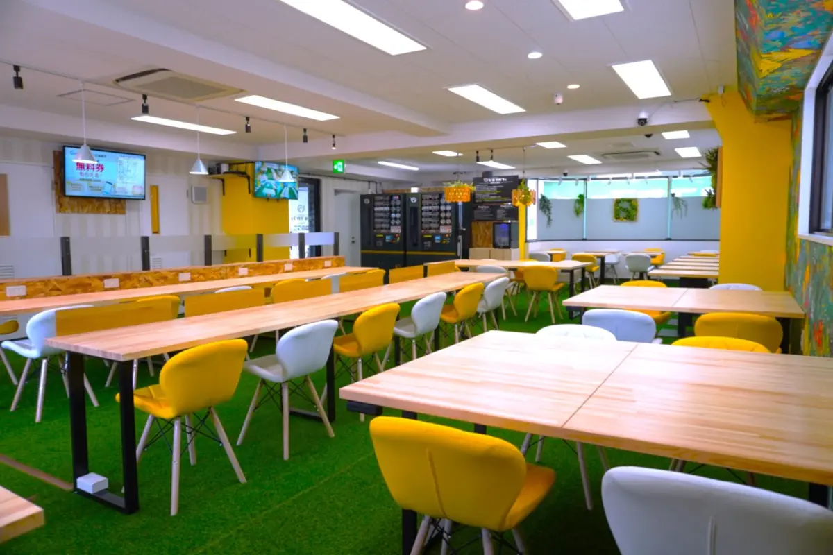 店舗内の様子、無料券の表示も