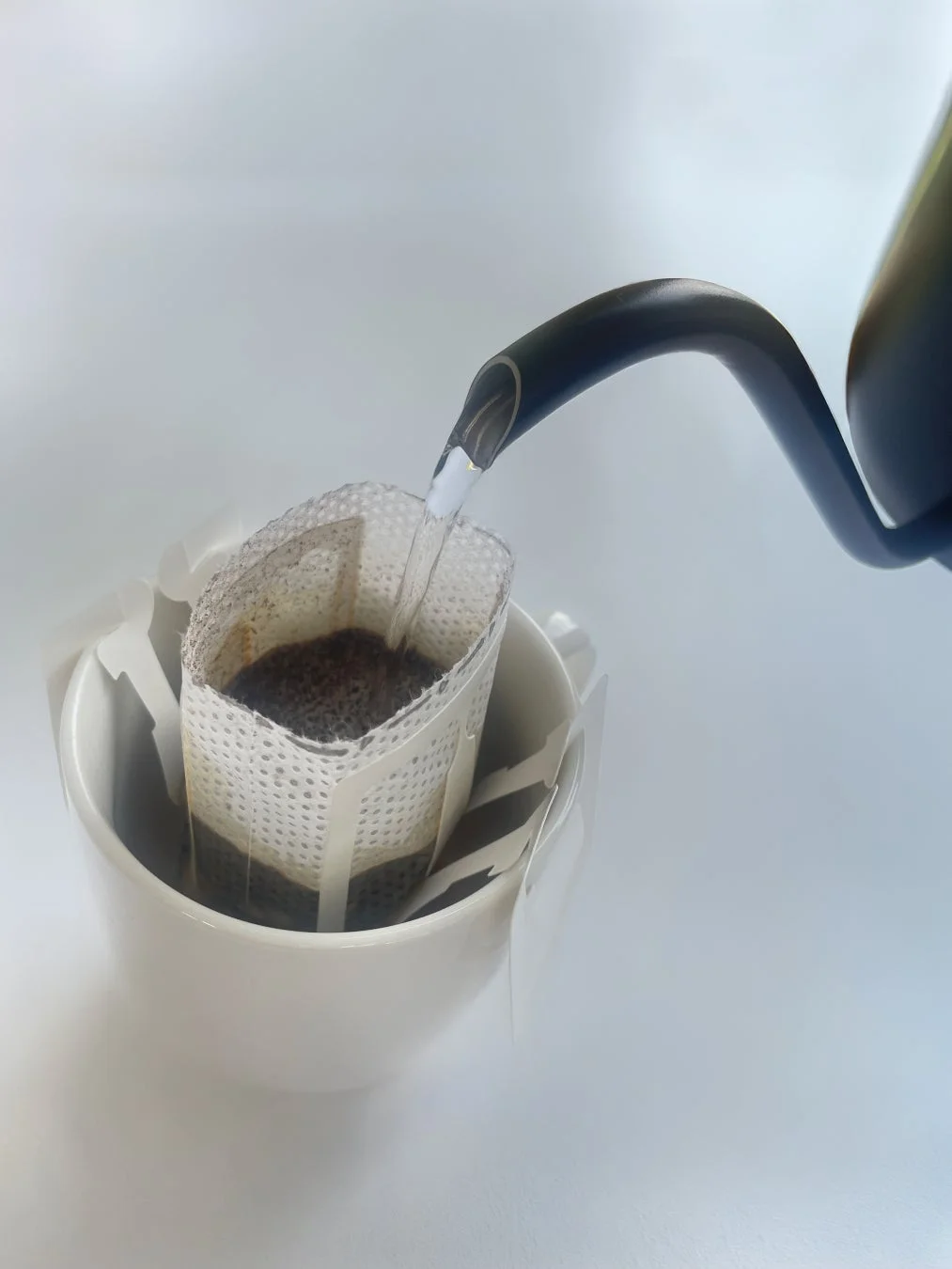お湯を注ぐ様子