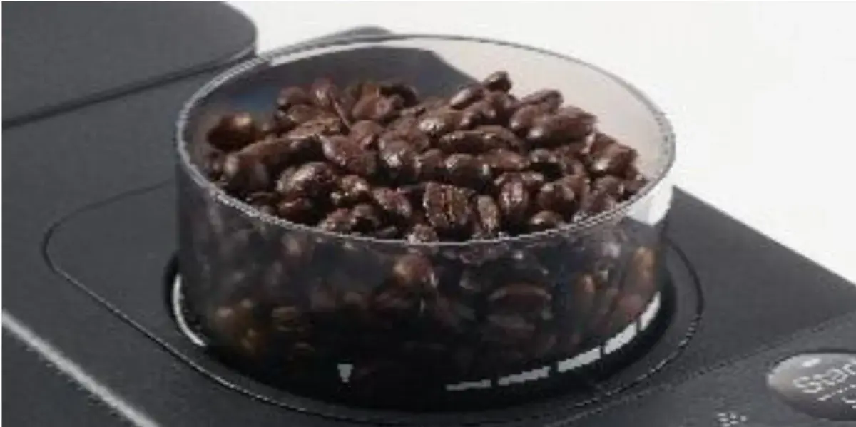 コーヒー豆が入ったコニカル式ミル