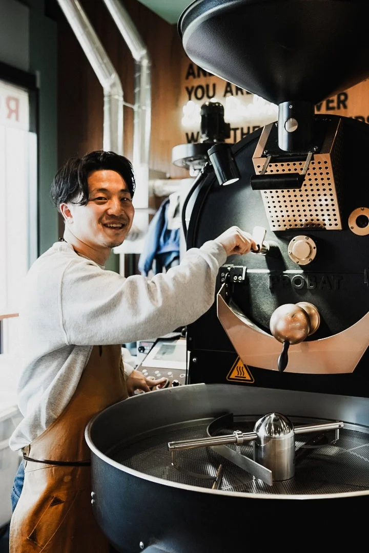 コーヒー焙煎機を操作するバリスタ赤川直也氏