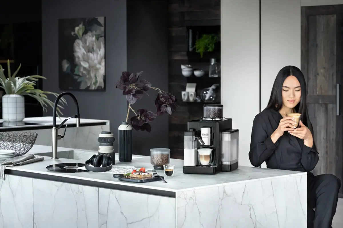 モダンなキッチンでデロンギのコーヒーメーカーRIVELIAを楽しむ女性