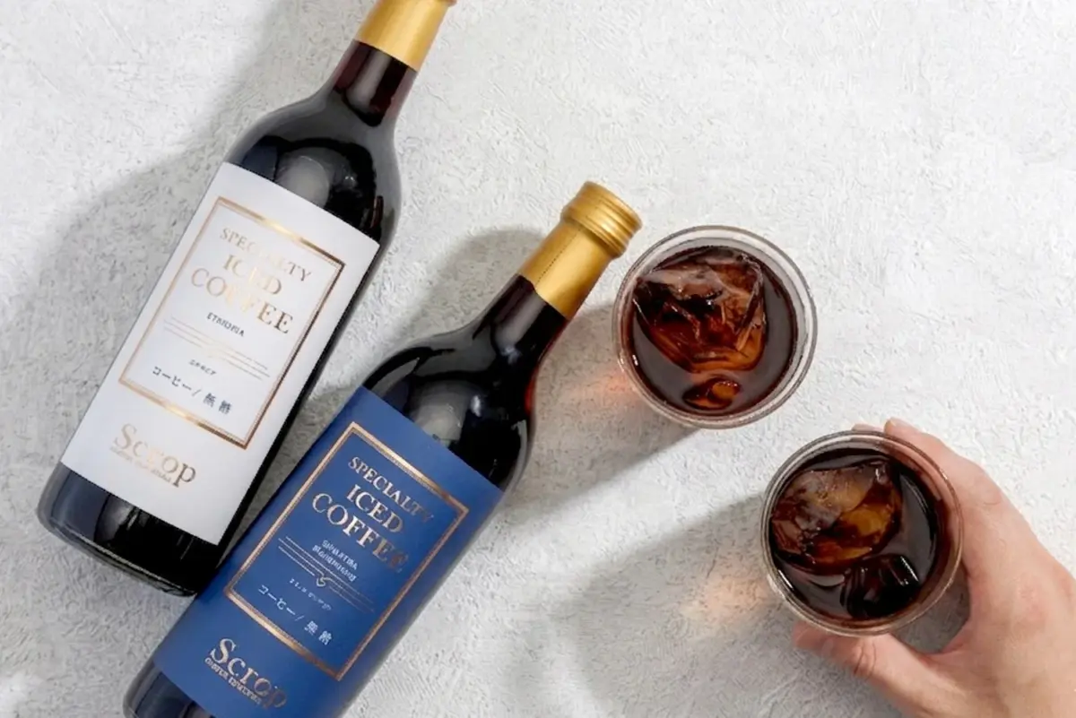 ボトル入りスペシャルティアイスコーヒーとグラス