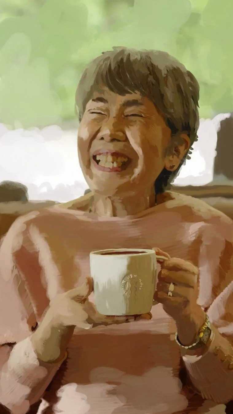 笑顔でコーヒーマグカップを持つ高齢女性