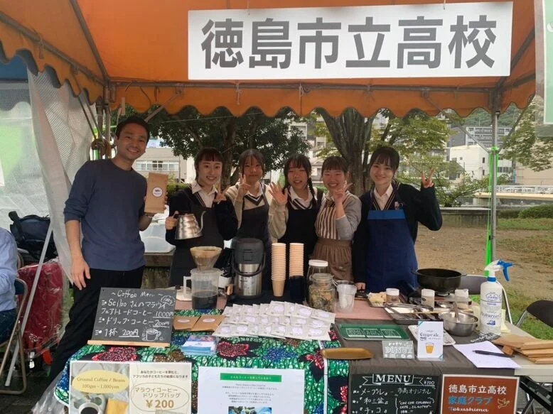 コーヒーを販売する徳島市立高校の生徒たち