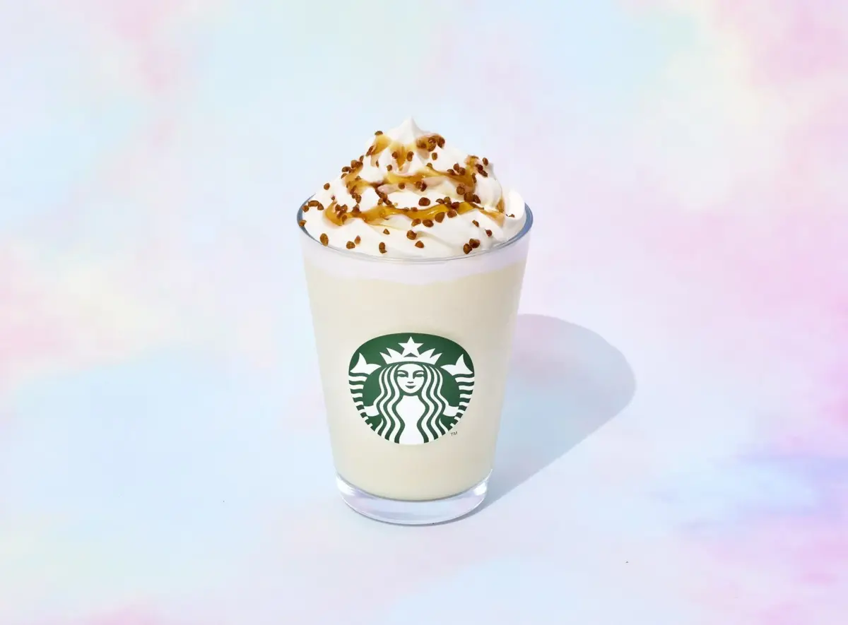 ホイップクリームとソースがトッピングされたフラペチーノ