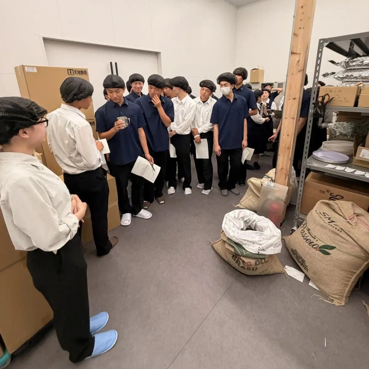 焙煎所見学の様子