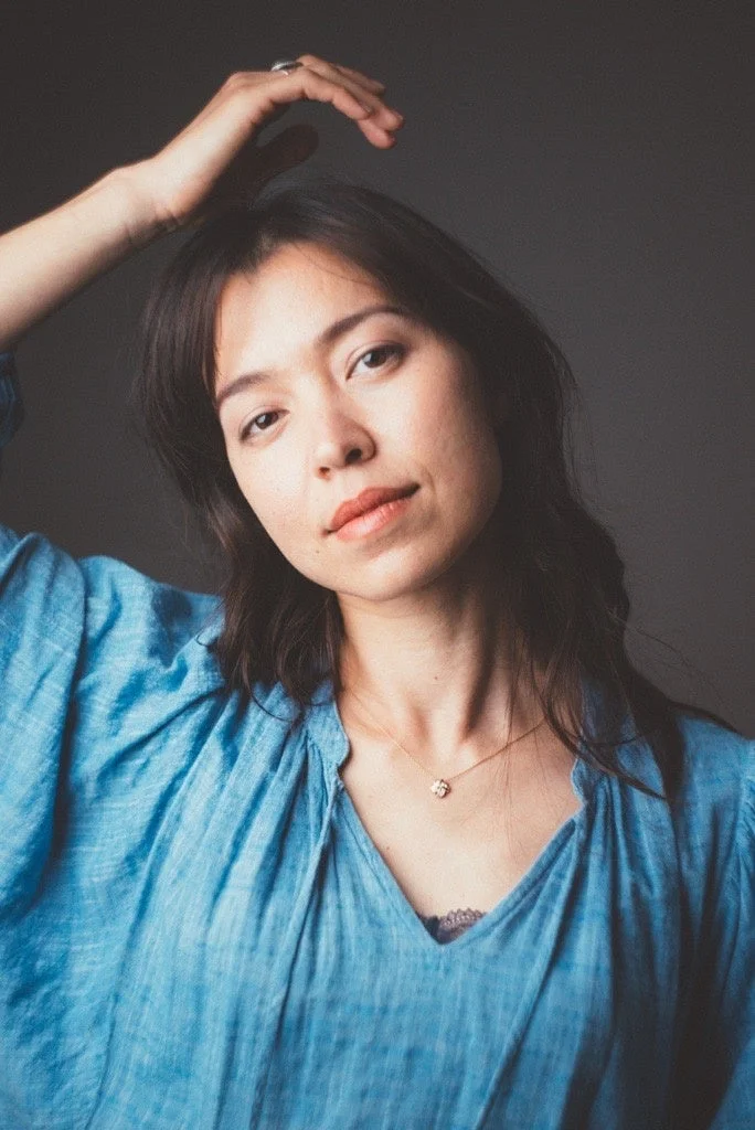 青いシャツを着た女性のポートレート