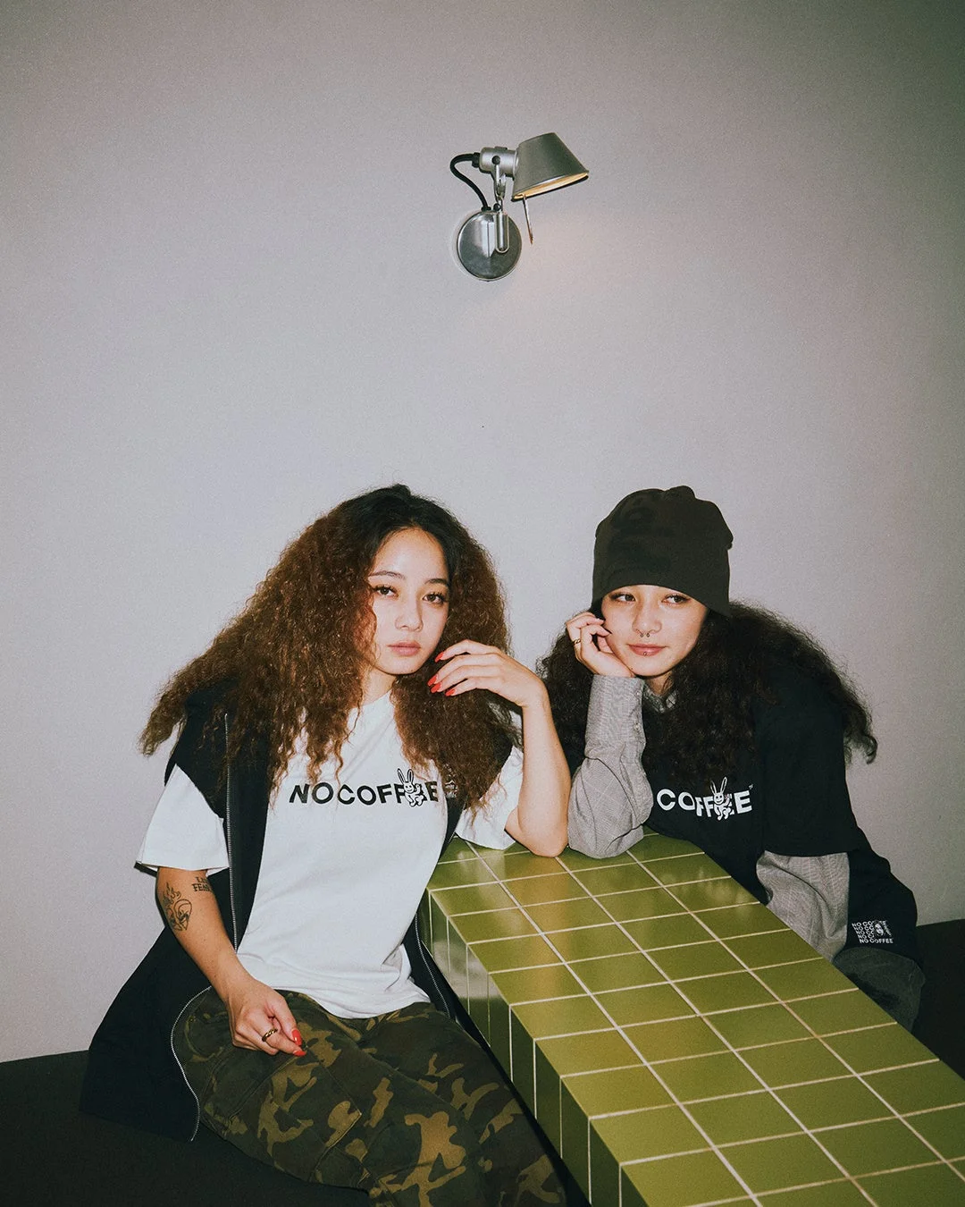 NO COFFEEのロゴTシャツを着用した女性二人