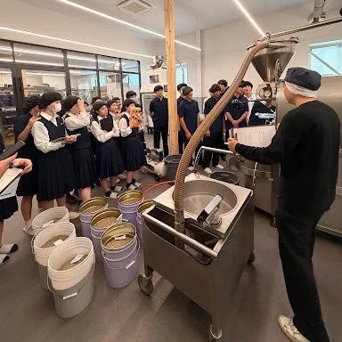 コーヒー豆の説明を受ける生徒たち