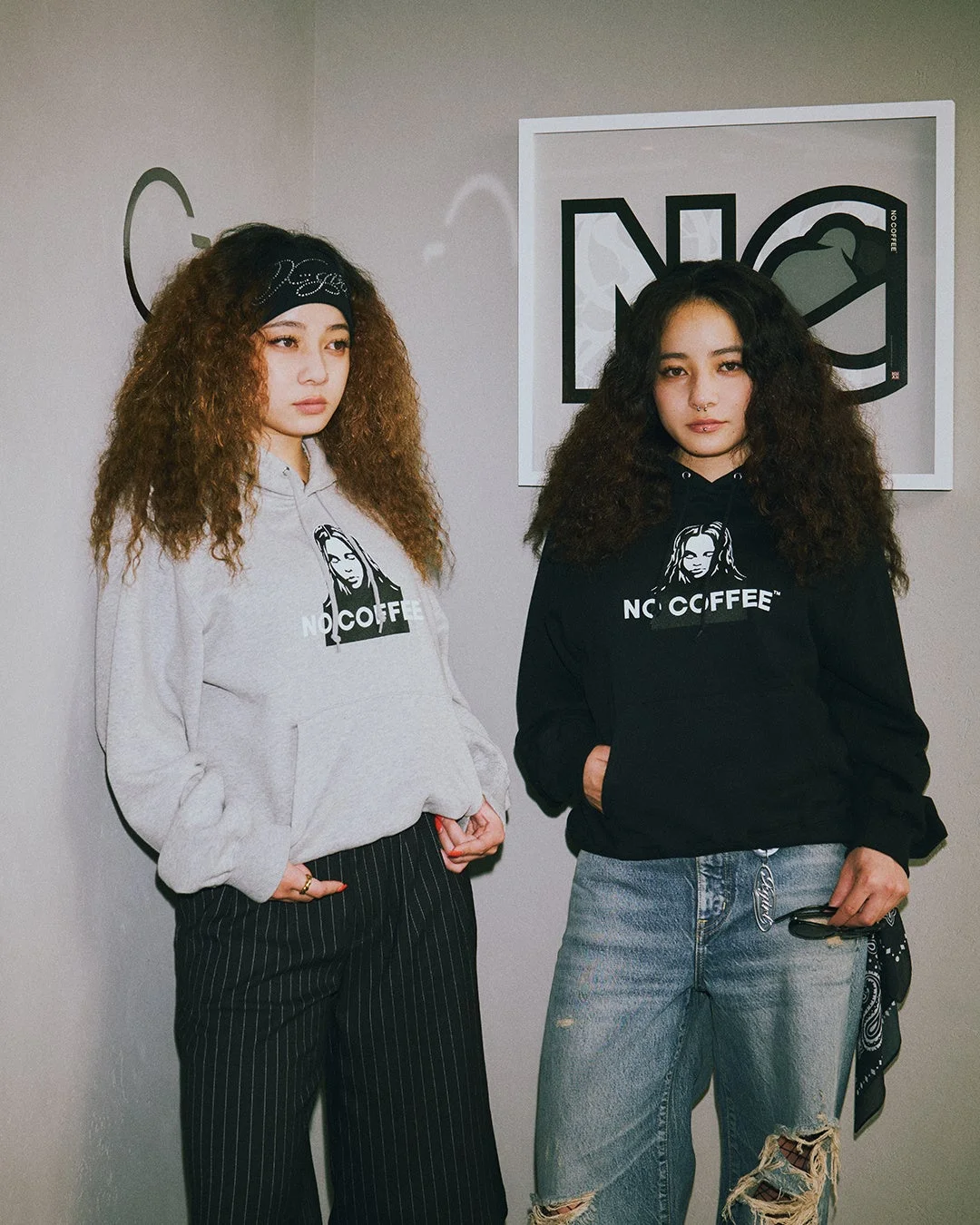 NO COFFEEのロゴ入りパーカーを着用した女性二人