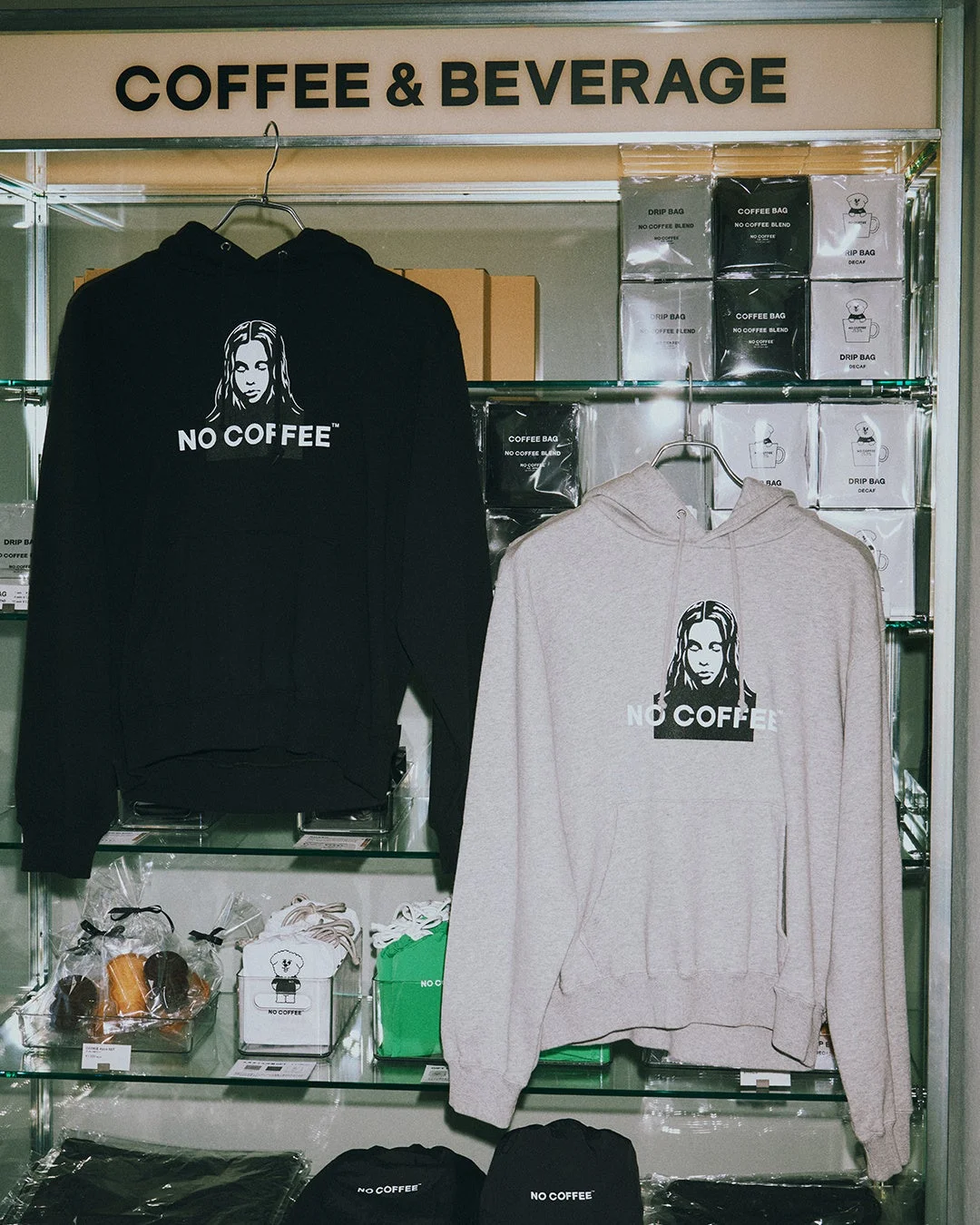 NO COFFEEのロゴ入りパーカーやドリップバッグが陳列された棚