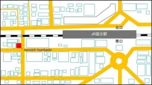Simplified street map around JR国立駅 showing yellow roads a roundabout to the southeast and station exits 北口 and 南口