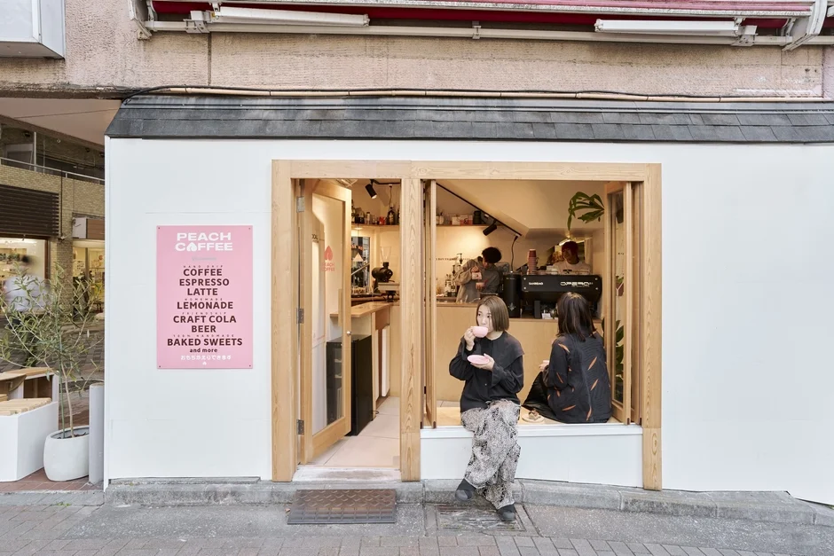 PEACH COFFEEのモダンなカフェの店先