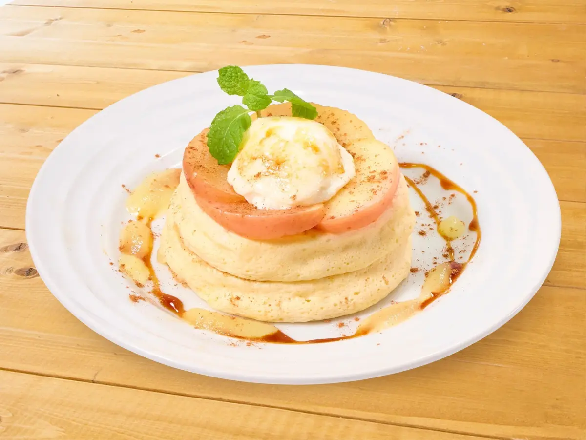 焼きりんごのブリュレ リコッタパンケーキ