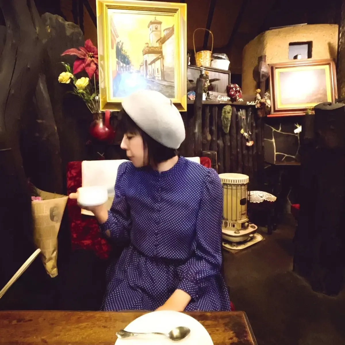 レトロカフェでくつろぐ女性