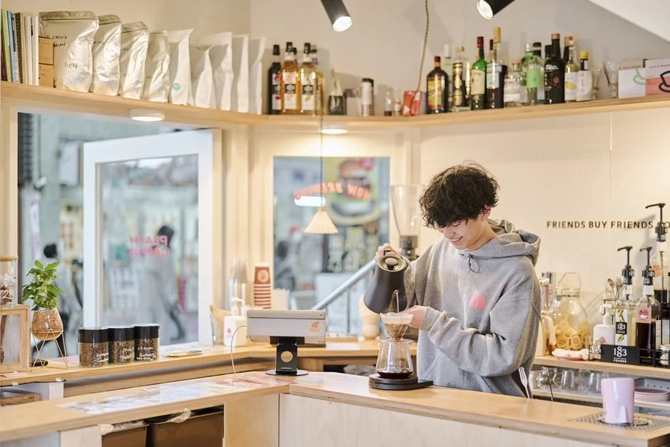 カフェでハンドドリップコーヒーを淹れるバリスタ