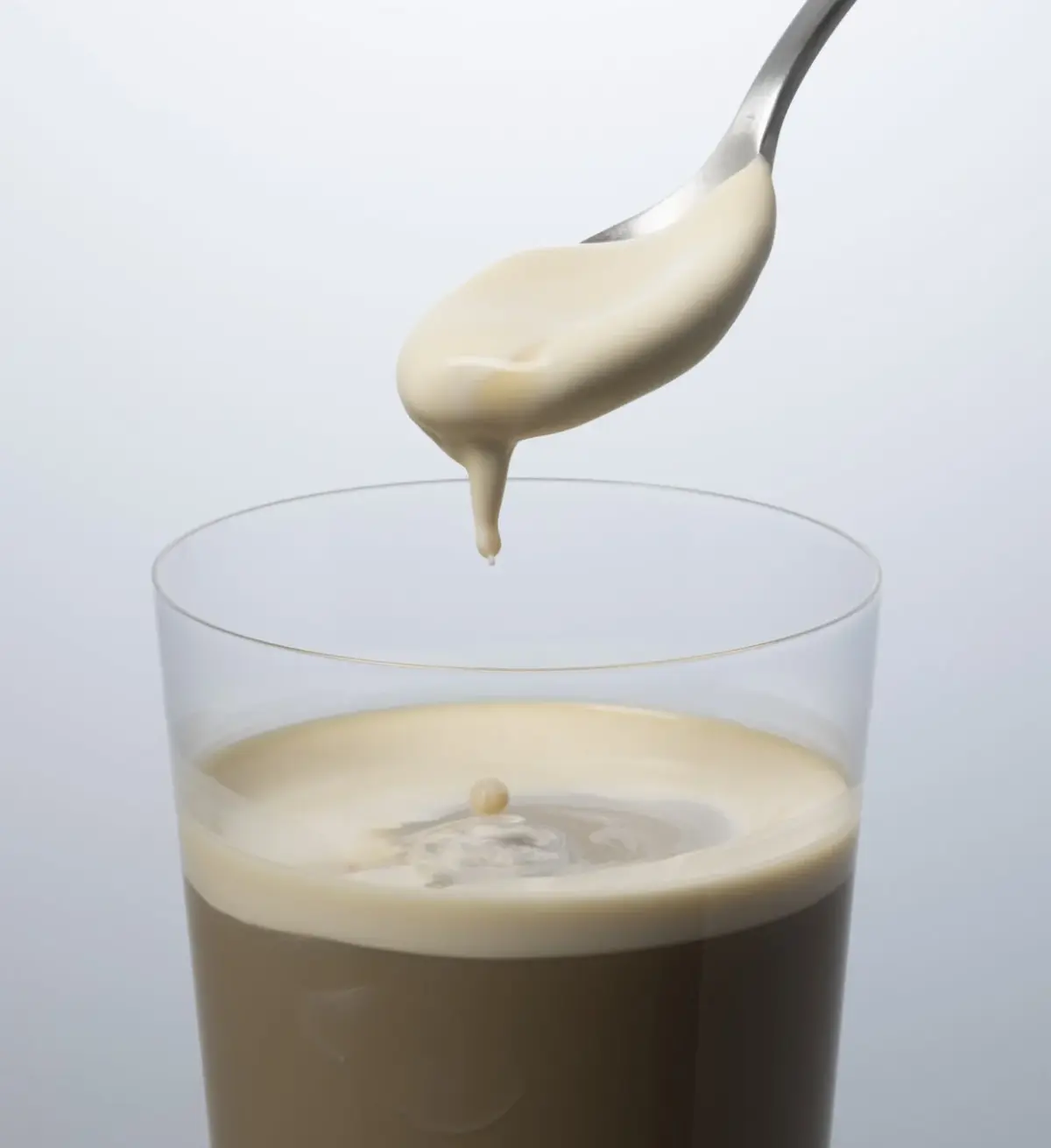 スプーンでクリームをすくうイメージ