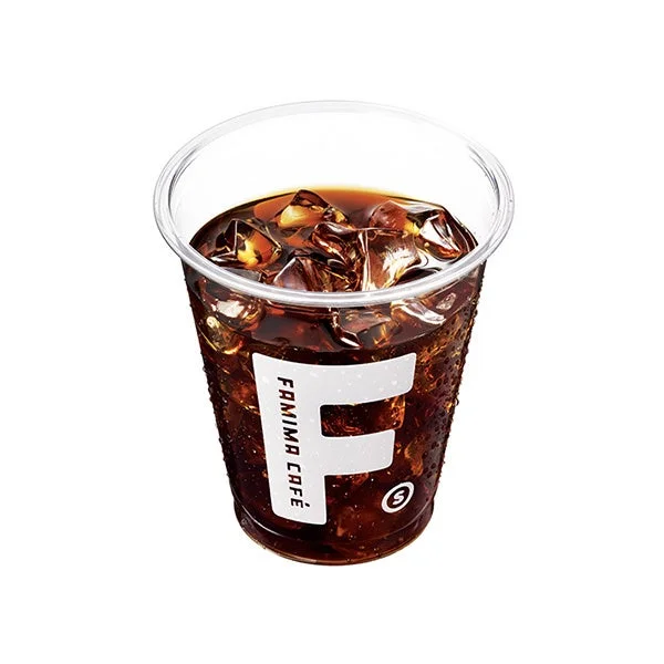 透明なカップに氷とアイスコーヒーが入っており、カップには「FAMIMA CAFE」のロゴが見える。