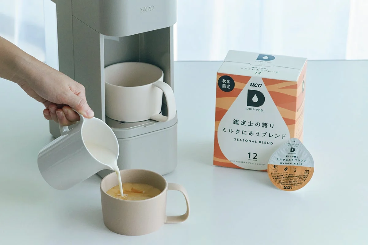 UCCのドリップポッドコーヒーメーカーで淹れたコーヒーにミルクを注いでいる様子です。