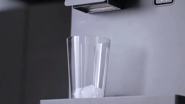 氷が落ちる様子