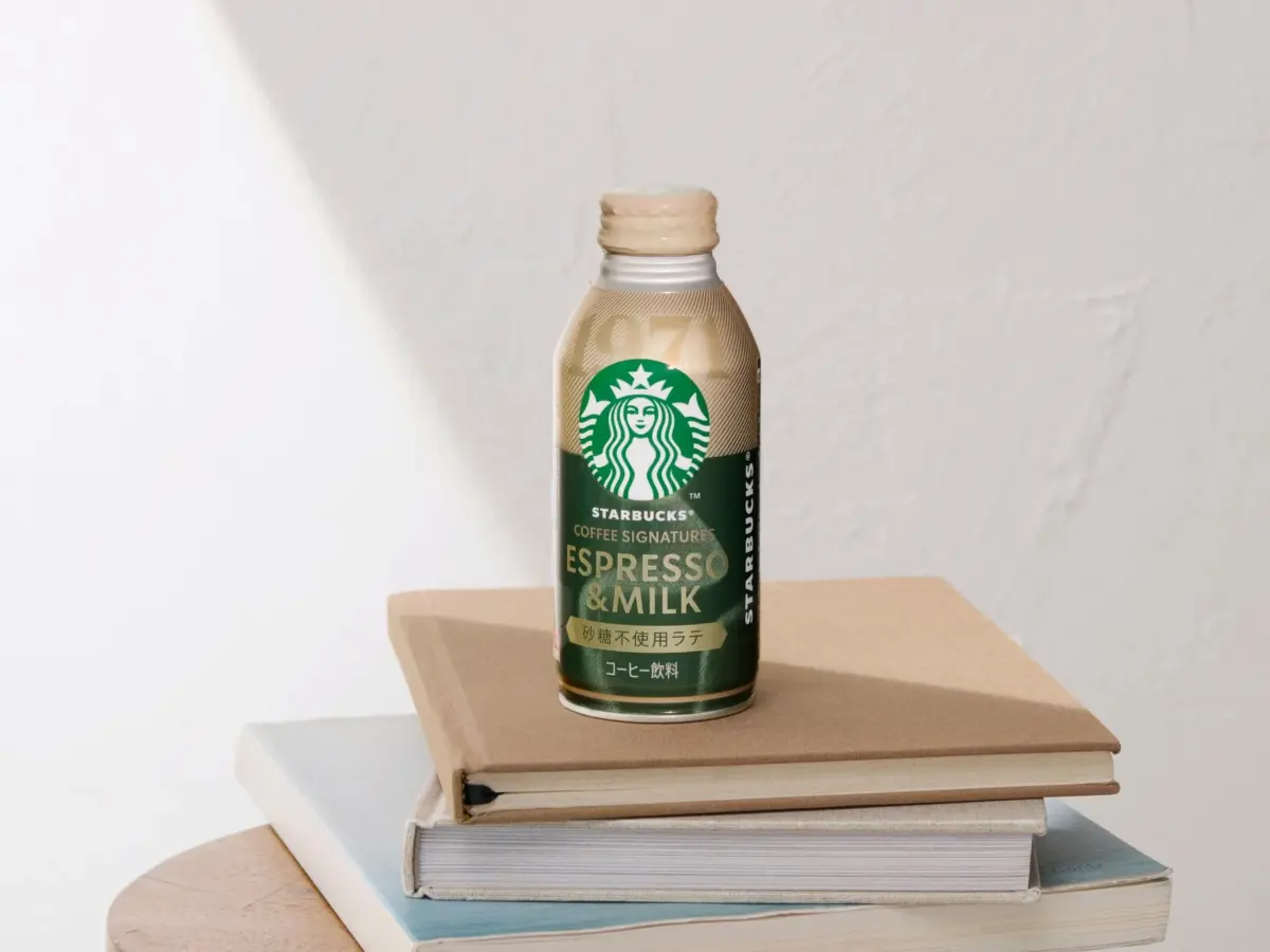 スターバックス® COFFEE SIGNATURES ESPRESSO&MILKのボトル缶と本